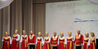 Женщина с ребёнком на руках - Усть-Таркский район